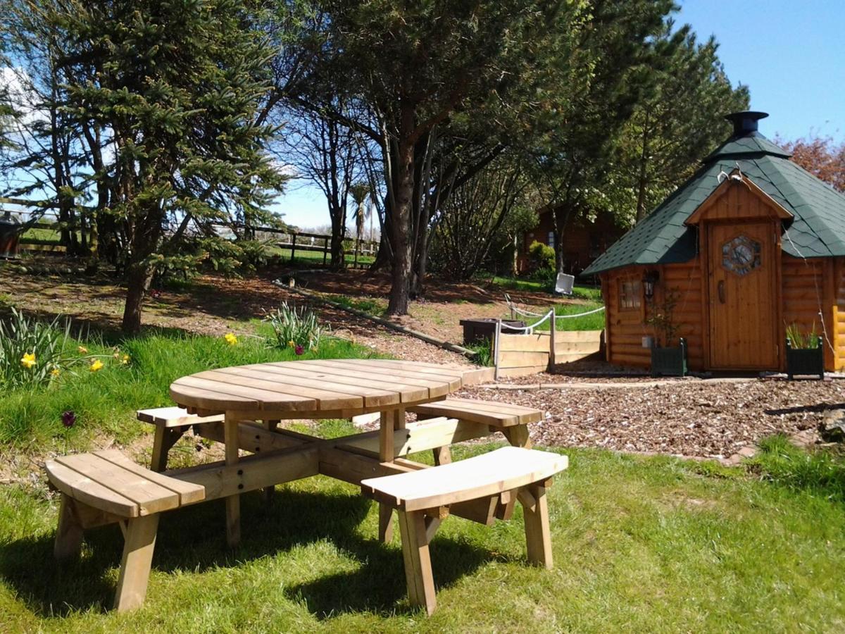 Tudor Lodge With Pool & Bbq Cabin 利斯卡德 外观 照片