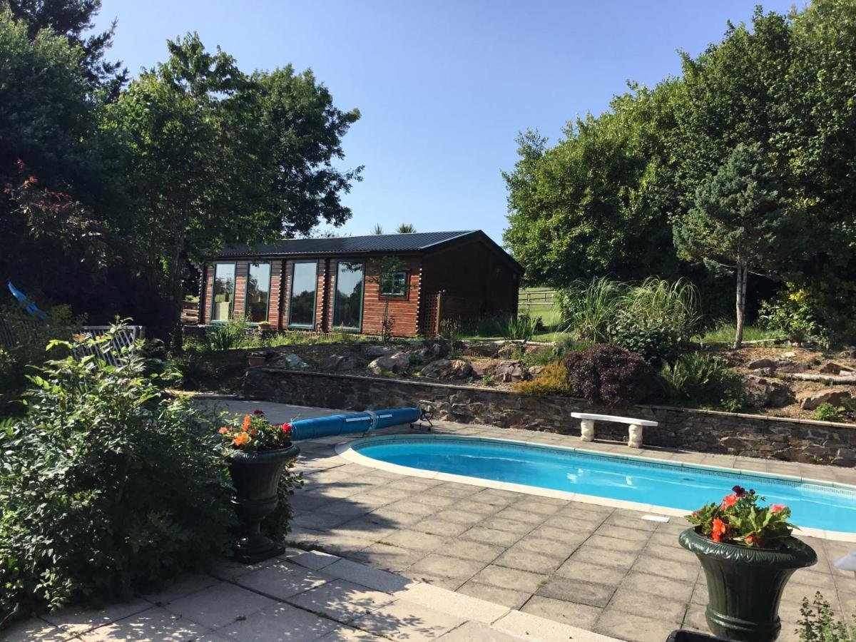 Tudor Lodge With Pool & Bbq Cabin 利斯卡德 外观 照片