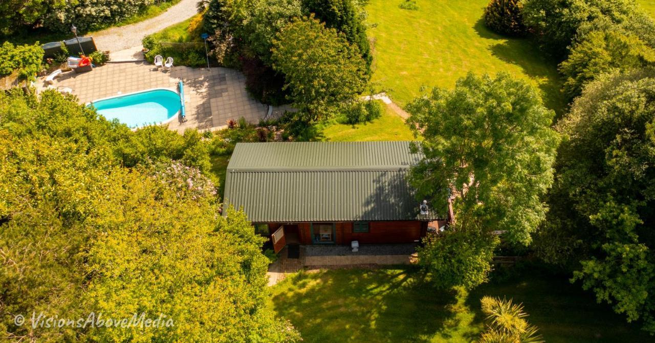 Tudor Lodge With Pool & Bbq Cabin 利斯卡德 外观 照片